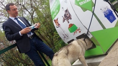 Демонстрация на автомат за храна на животни