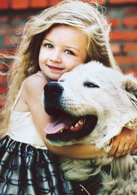 Момиченце с куче
