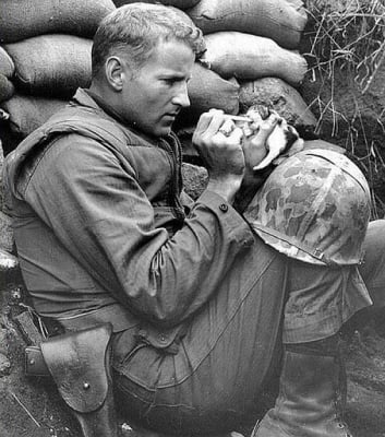 Сержант Франк Прейтър храни двуседмично котенце в разгара на Корейската война, 1952 година