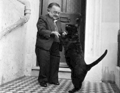 Танцът на най-ниския човек в света с неговата котка, 1956 г.