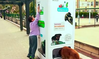 Улична машина събира бутилки за рециклиране и в замяна храни бездомните кучета