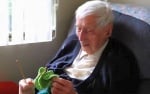109-годишен мъж плете спасителни пуловерчета за пингвини, пострадали от нефтен разлив