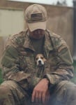 Войник с малко кученце
