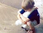 Дете прегръща кокошка