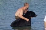 Човек спасява мечка