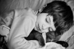 Дете спи с коте