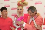 Лена Ленина на парти с розово коте
