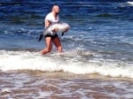 ММА борец спасява делфинче
