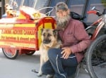 Мъж и кучето му пътешестват, за да помагат на малтретирани животни