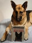 Немска овчарка чете книга за кучета