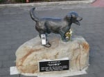 Паметник на храброто куче, което спасява деца