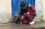 Случайно заснет кадър на момиче и бездомно кученце в дъжда трогва целия свят. Вижте историята!