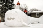 Трима братя правят гигантски животни от сняг в двора си