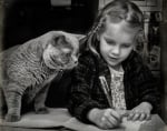 Ученичка с котка