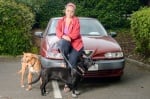Учителка живее в кола, защото не иска да се откаже от кучетата си