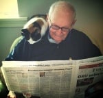 Възрастен човек с котката си